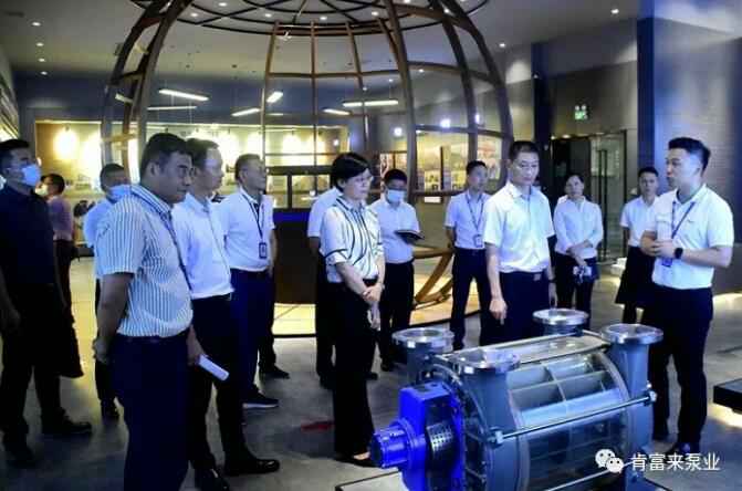 公司董事长、总经理陈迪(右一)向李军区长(右二)一行介绍开云app官方在线入口-开云(中国)产品